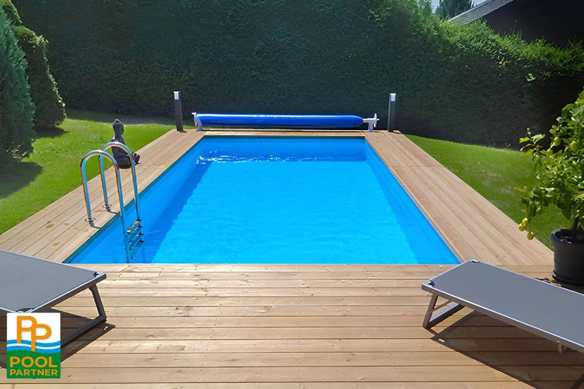 Fertiger Konzeptpool mit Holzterrasse